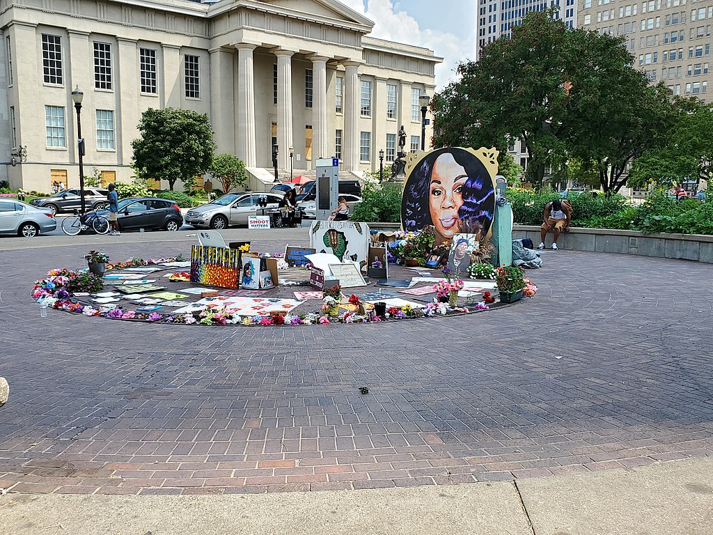 Breonna Taylor Memorial Louisville Kentucky (Photo: by Sydney Poore | Wikimedia Commons)