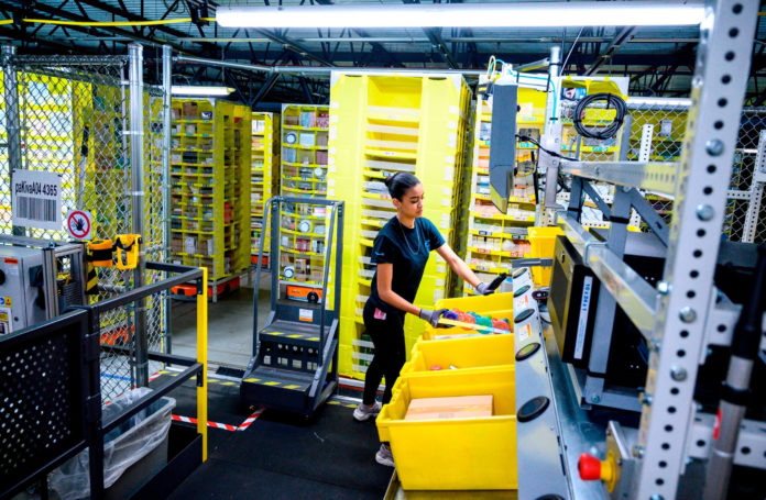 Amazon Hiring Workers Amazon is looking to fill 30,000 jobs and, to help accomplish that goal, it plans to host career days in six cities across the US next week.