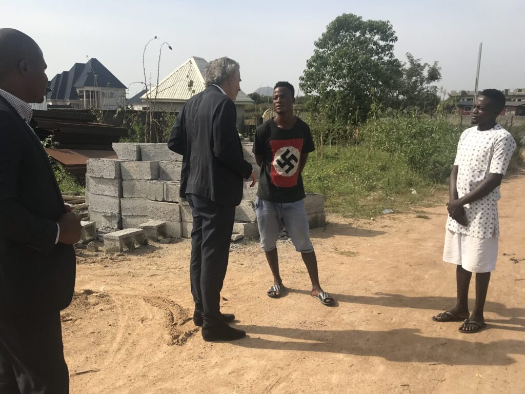Bernard-Henri Lévy in Nigeria. (Gilles Hertzog)
