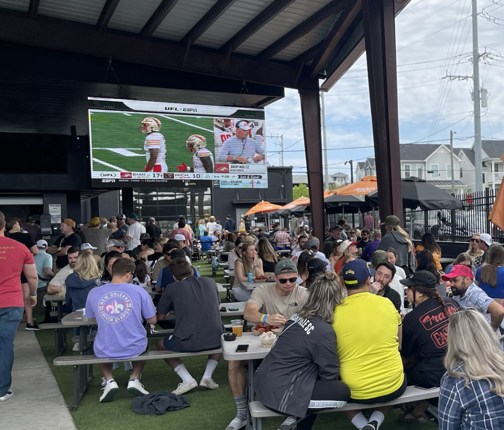 Bringles crowd enjoying crawfish