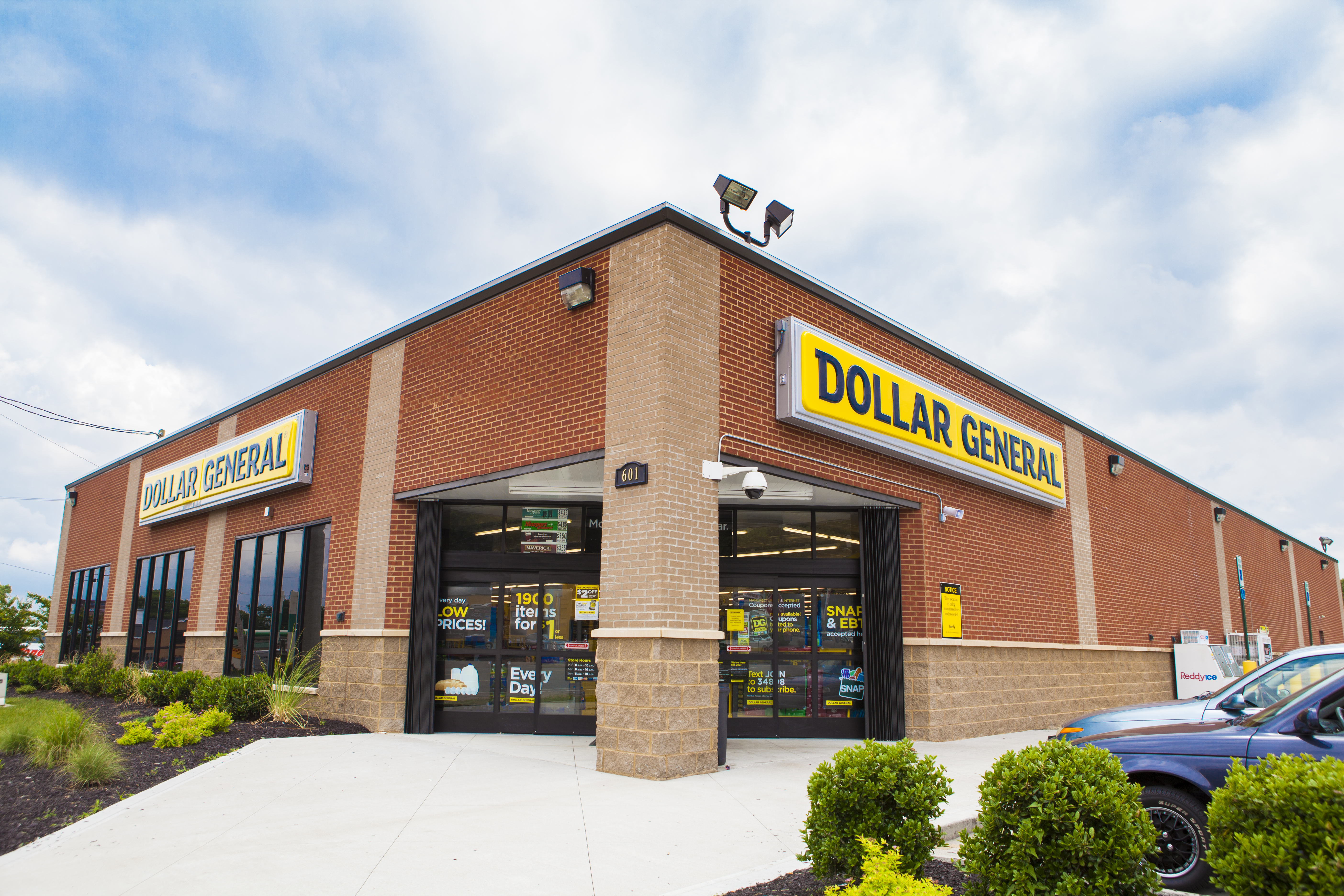 Exterior shot of a Dollar General location