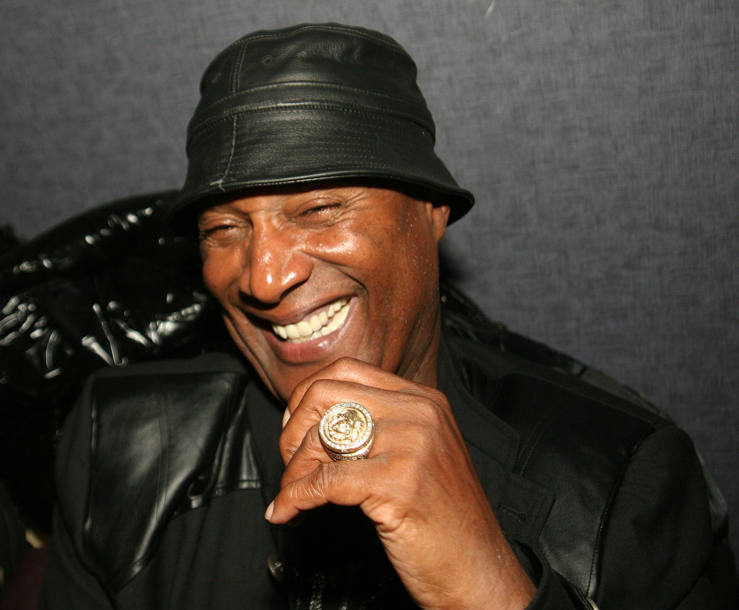 Paul Mooney at a promotional event for Charlie Murphy to promote his book The Making of a Stand Up Guy in December 2009. (Photo by: Timothy M. Moore | wikicommons)