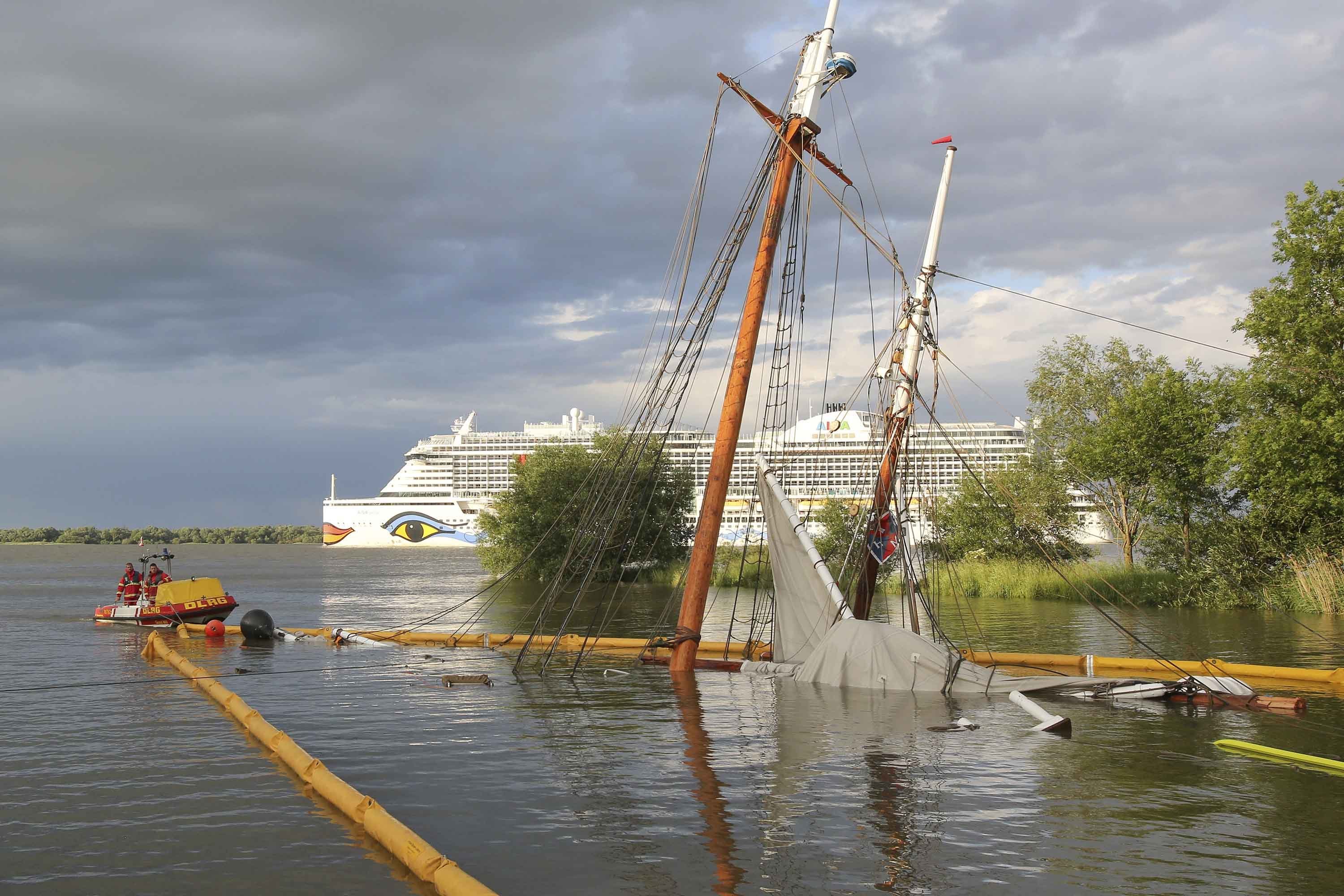 The mast of the Elbe No. 5 can still be seen above the water.