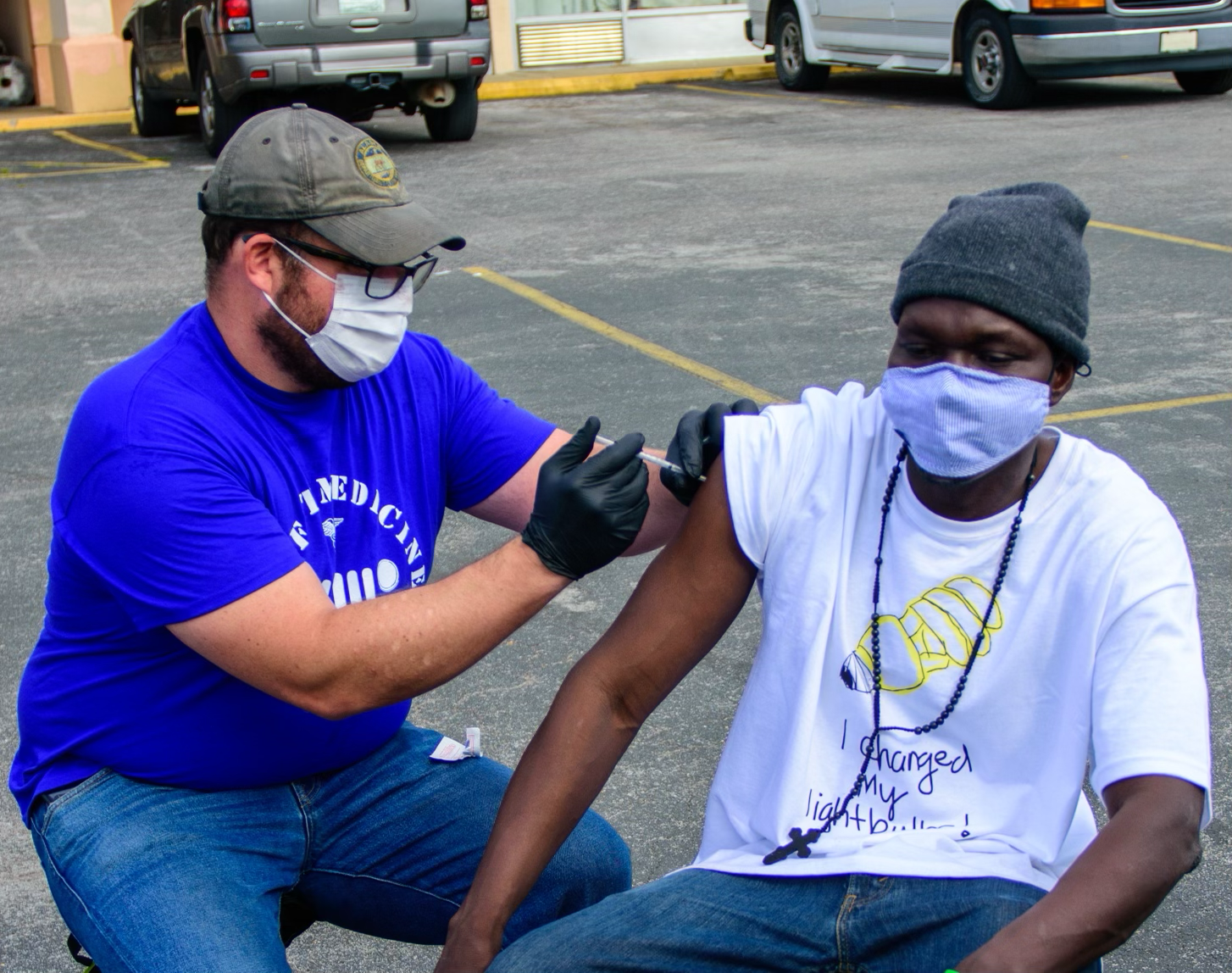 Dr. Pete Cathcart of Neighborhood Health’s Street Medicine Team administering COVID-19 vaccine to Deng Autiak in Nashville. (Courtesy Photo)