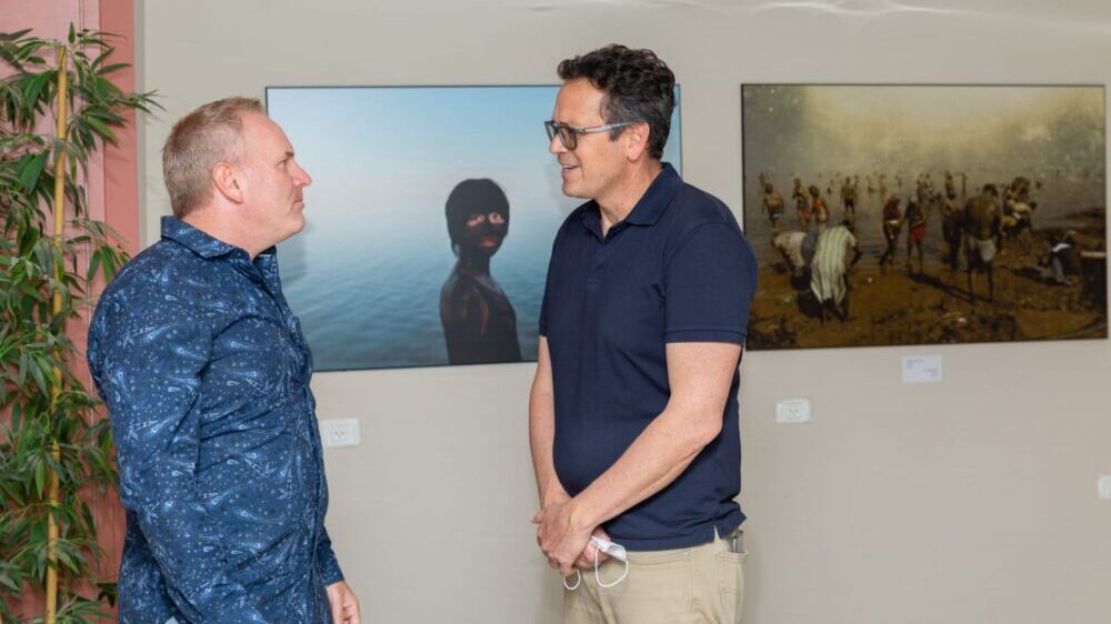 Spencer Tunick, left, with Arad Mayor Nisan Ben-Hamo ahead of this year’s photoshoot. (Doron Orgil)