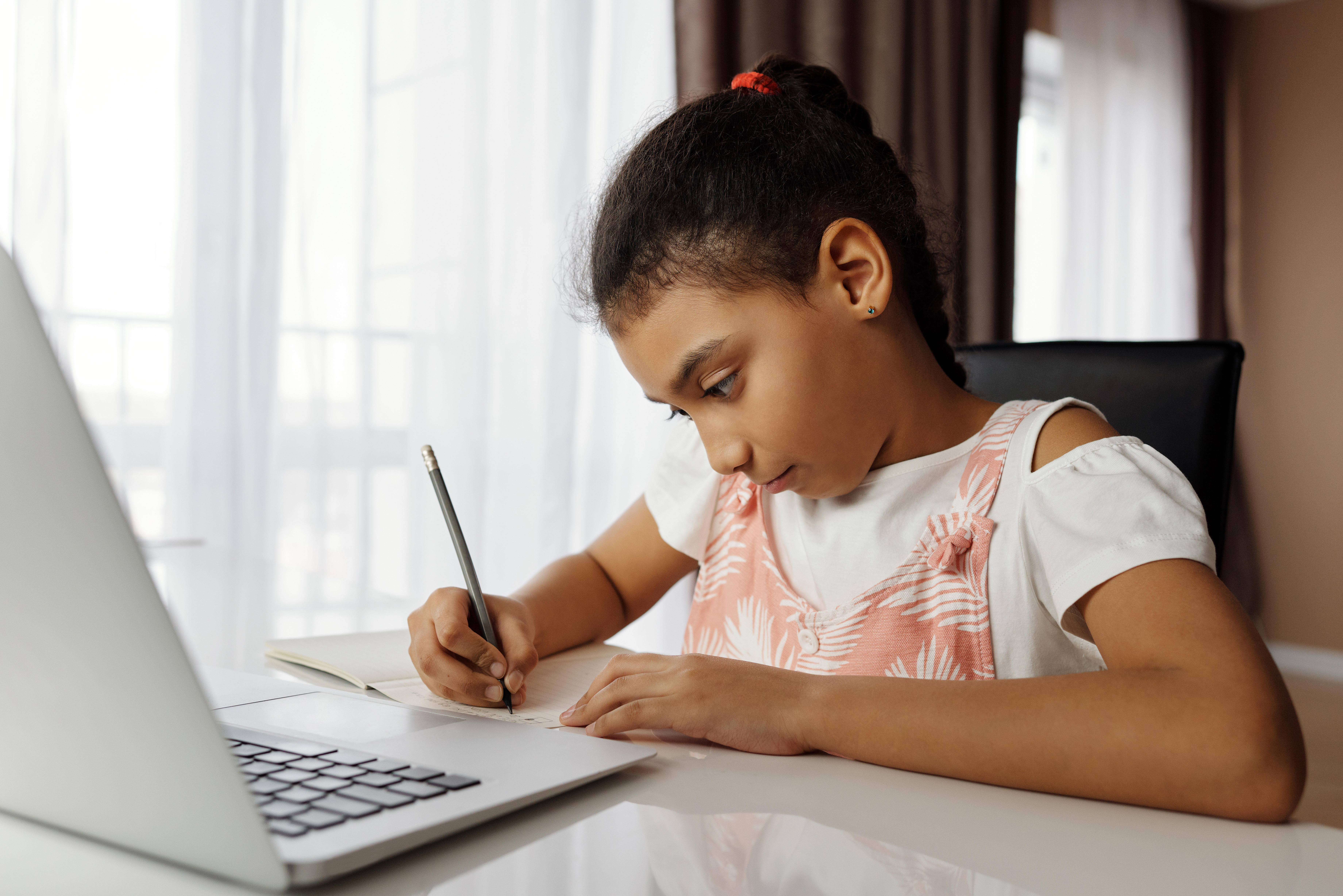 Student virtually learning (Photo by: August de Richelieu from Pexels)