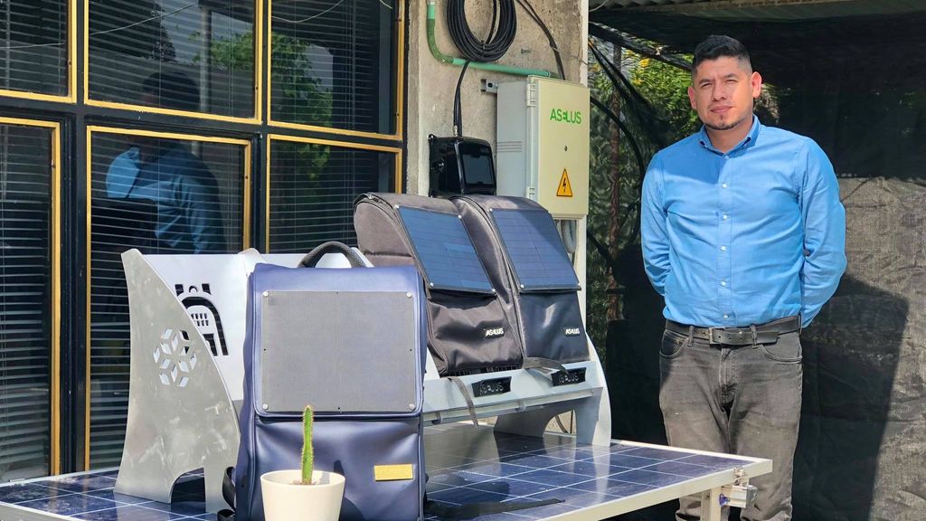 Moisés Venegas developed a backpack that supports students living in energy poverty. (Julio Guzmán/Zenger)