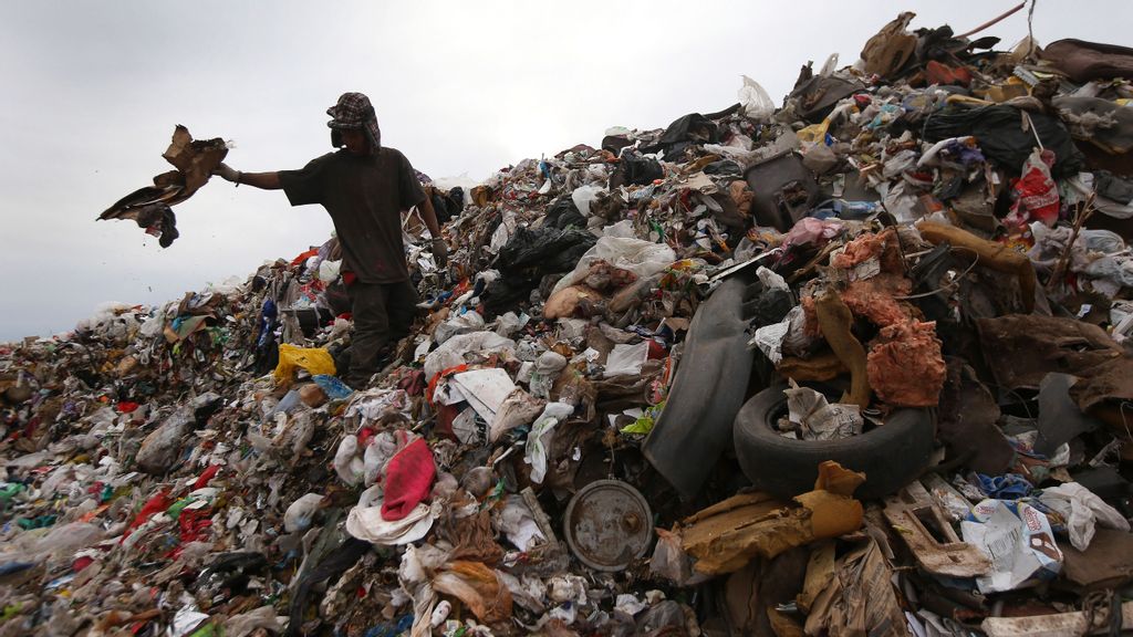In Mexico, some people make a living by separating garbage and recyclable materials, which can be sold. (John Moore/Getty Images/Stock)