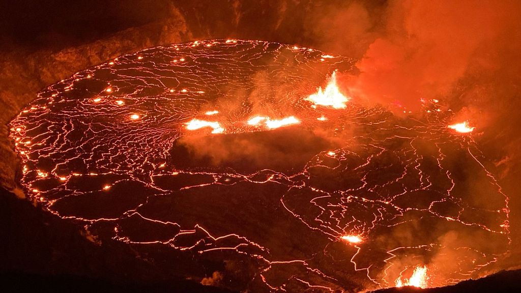 New eruptions from Hawaii's Kilauea volcano are spewing lava fountains up to 50 feet. This photo, at the beginning of the eruptions, was taken on Sept. 29. (@USGSVolcanoes/Zenger)