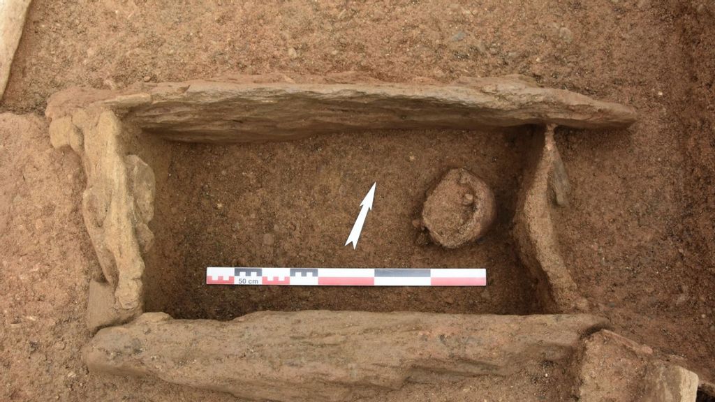 Tomb T5 with skull fragments in Chemin de Verney, Pully, Switzerland. Only three of the eight newly discovered tombs yielded skeletal remains due to damage from construction work in the area. (Kanton Waadt/Zenger)