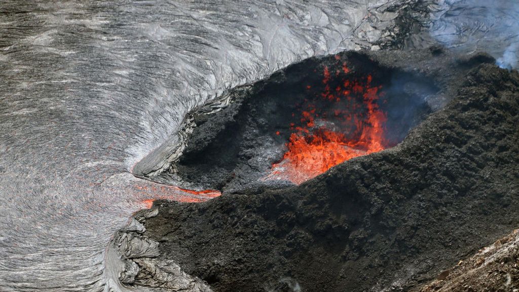 Fountaining activity on Sunday, October 17, at the west vent in Halema‘uma‘u crater, at the summit of Kīlauea. (USGS, M. Patrick./Zenger)