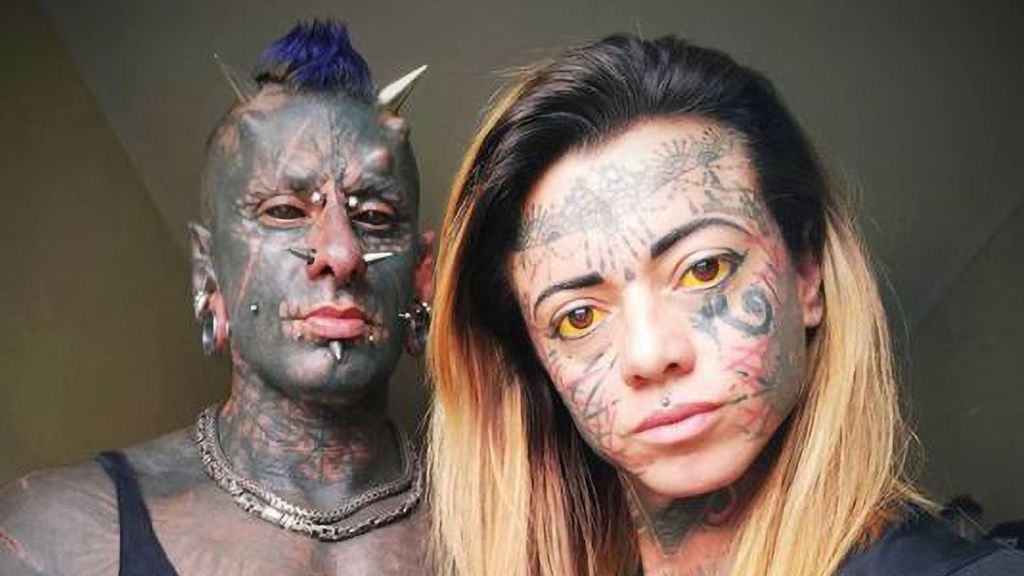Michel Faro Prado, known for mutilating his body to look like the devil, in a photo with his wife, Carol (@a_mulher_demonia/Zenger News).