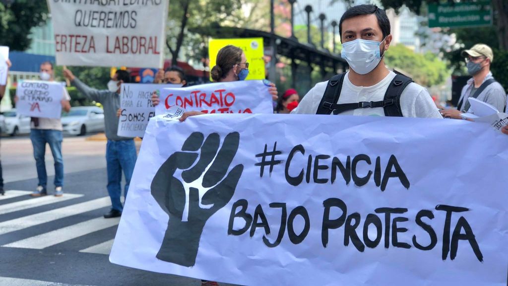 Members of the Siintracatedras union demonstrate outside Conacyt's facilities in Mexico City. The government seeks to cut the jobs of scientists conducting research at universities. (Julio Guzmán/Zenger).