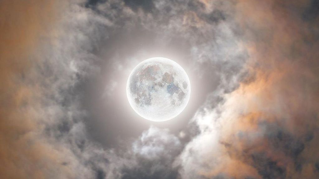 A hunter moon, called the blood moon or sanguine moon,  is photographed by Darya Kawa Mirza, who shot the photo in Erbil, Iraq. (@daryavaseum/Zenger)