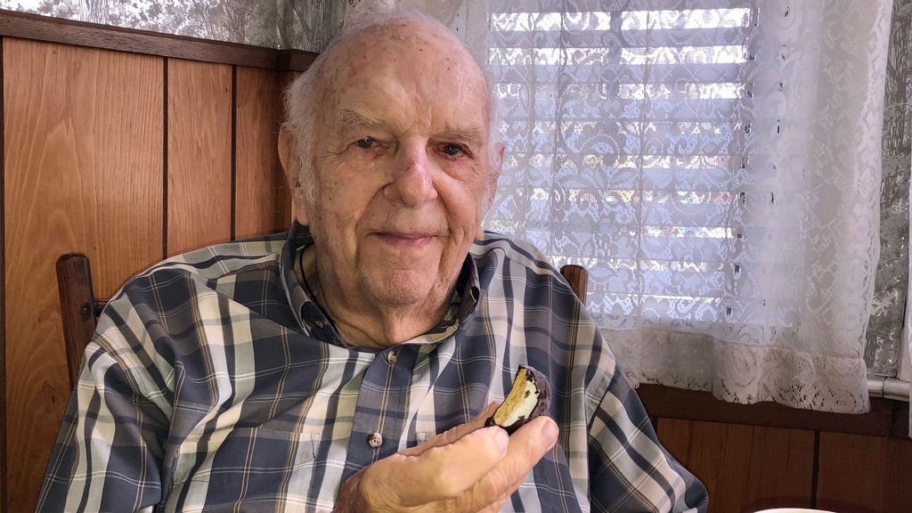 Edward Roethel, an American veteran of WWII, sent to San Miniato in Italy, is trying to track down the children he photographed there. (@ComuneSanMiniato/Zenger)