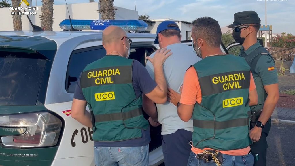Gary Vickery (center, gray T-shirt) was nabbed by the Spanish Civil Guard on the island of Lanzarotein. (Guardia Civil/Zenger)