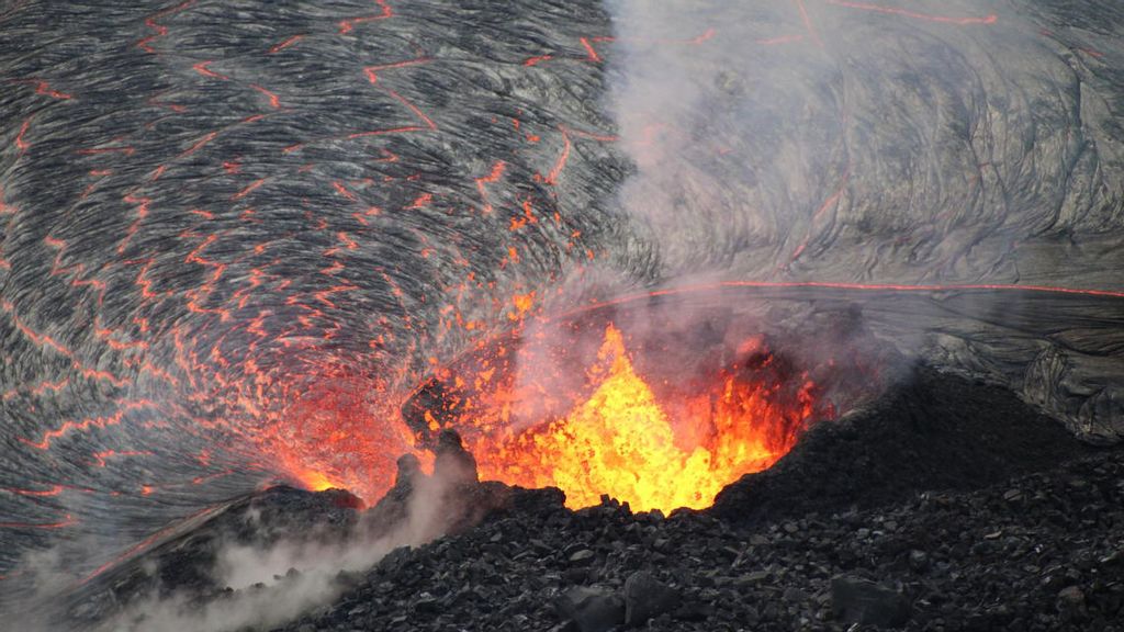 Fountaining from the western vent in Halemaʻumaʻu's crater, at the summit of Kīlauea. Spatter from the fountain continues to build up a horseshoe-shaped cone around the vent, with lava flowing into the lake at its base on Hawaii's Big Island on Oct. 5. (USGS N. Deligne/Zenger)